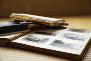 古いアルバムと写真が置かれている様子