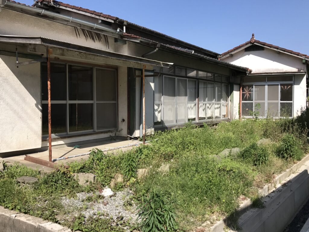 草が伸びた空き家の外観