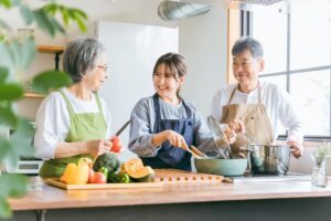家族が台所で話しながら過ごす様子