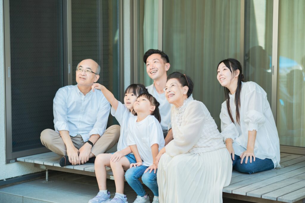 家族が縁側で集まっている様子