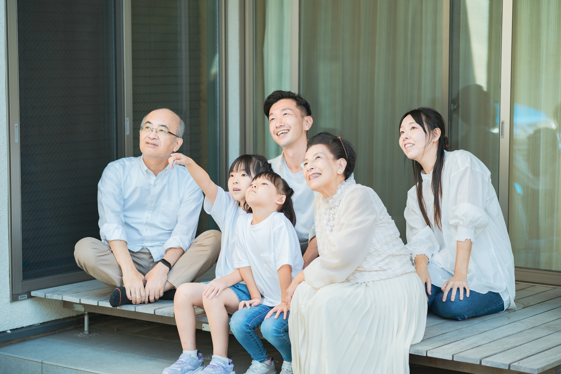 家族が縁側で集まっている様子