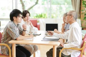 家族で話し合いをしている様子