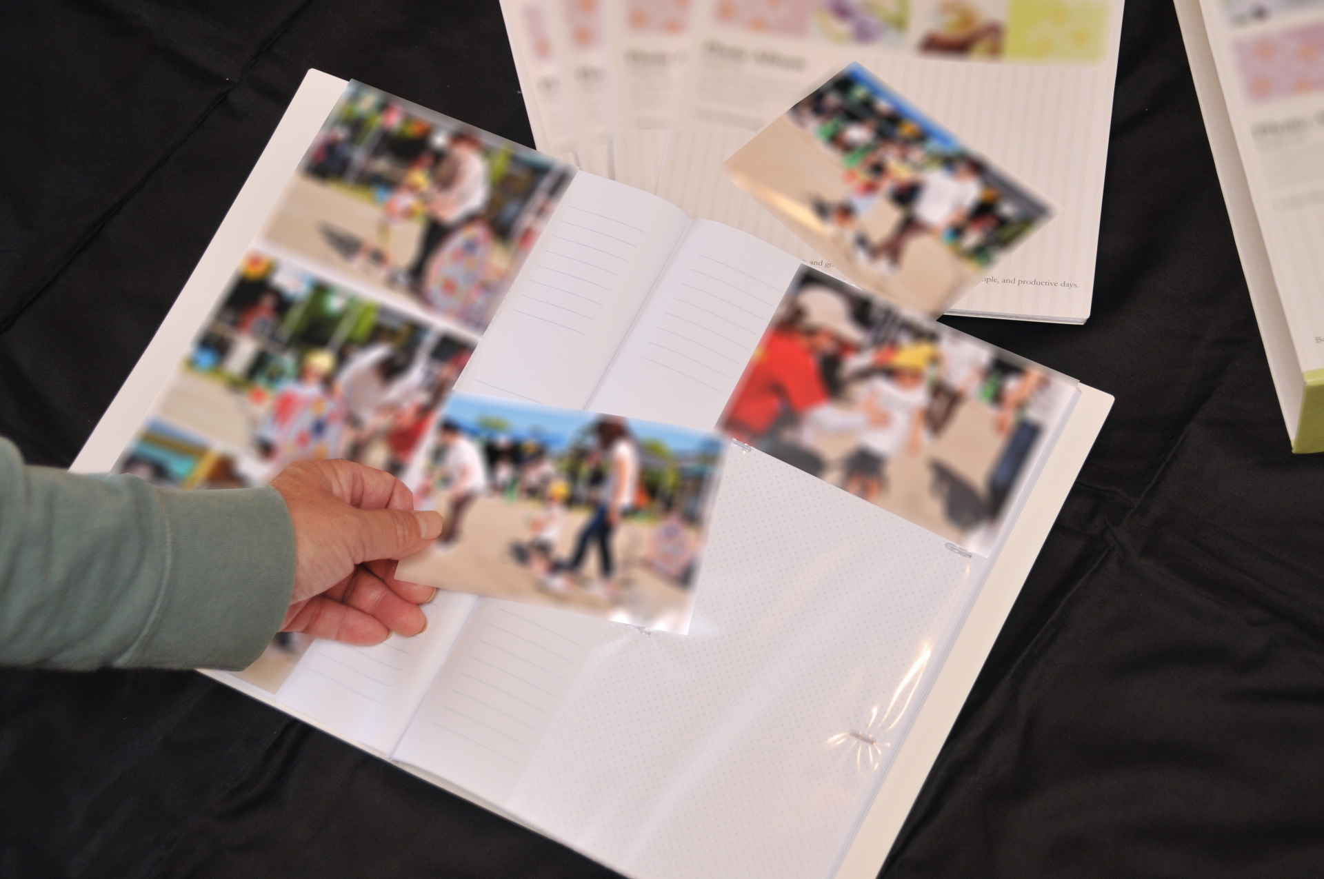 アルバムと写真を整理している手元