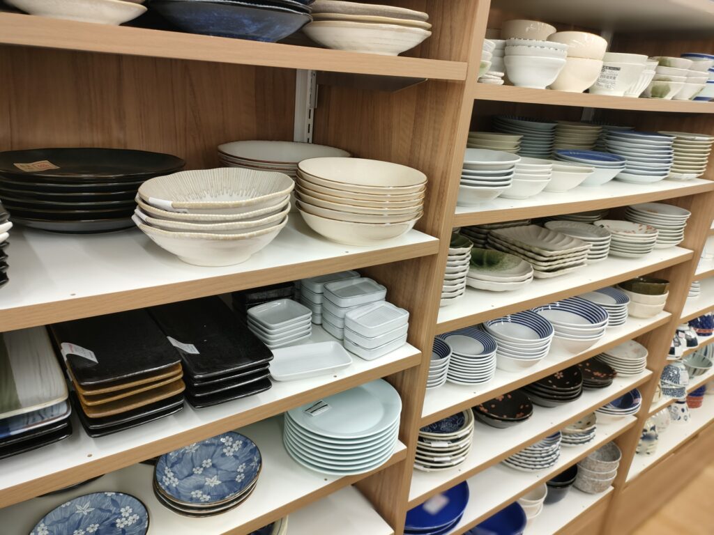 棚に大量に並ぶ食器