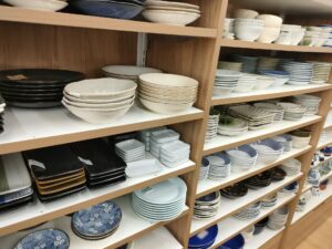 棚に大量に並ぶ食器
