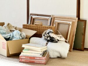 実家の部屋に置かれた段ボールや布団