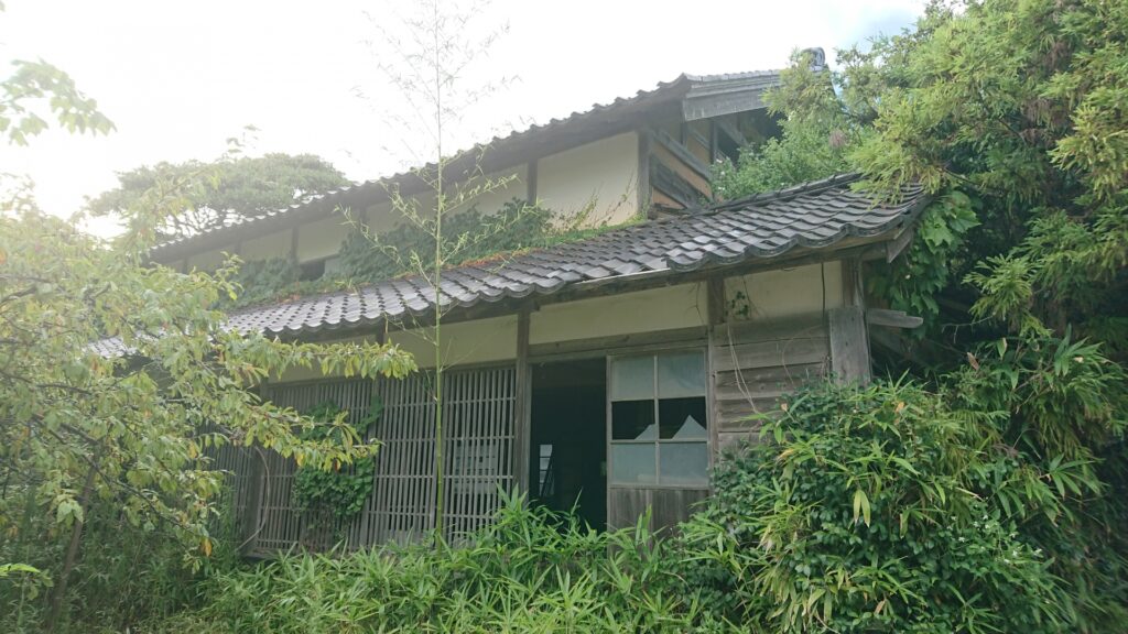 草木に囲まれた古い空き家