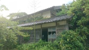 草木に囲まれた古い空き家