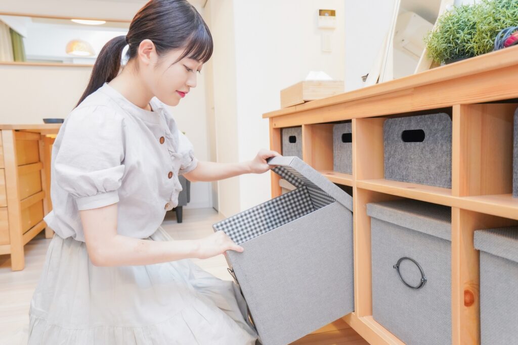 収納ボックスを確認する女性