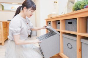 収納ボックスを確認する女性