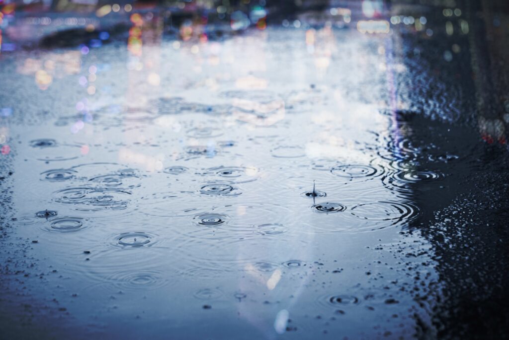 強い雨が路面に降っている様子