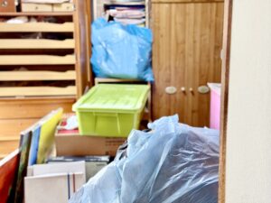 物が多い実家で片付けを進めている室内