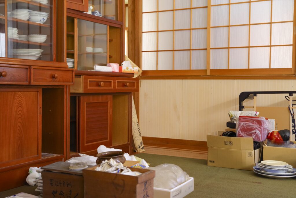 遺品整理を進める一軒家の室内