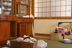 遺品整理を進める一軒家の室内