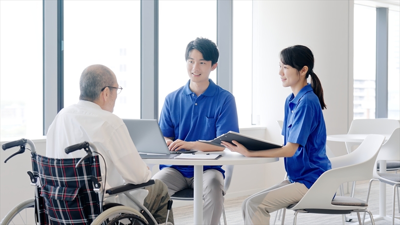 親の施設入所と実家整理の相談