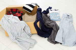 遺品整理で仕分ける大量の衣類